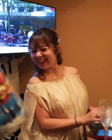 店内で微笑む女性