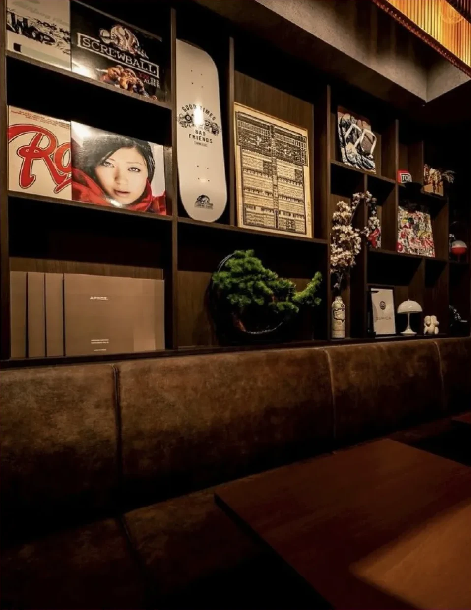レコードや書籍が並ぶ店内